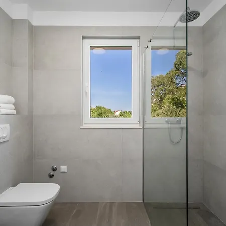 Vila Dina Jesenice * Jesenice (Split-Dalmatia)